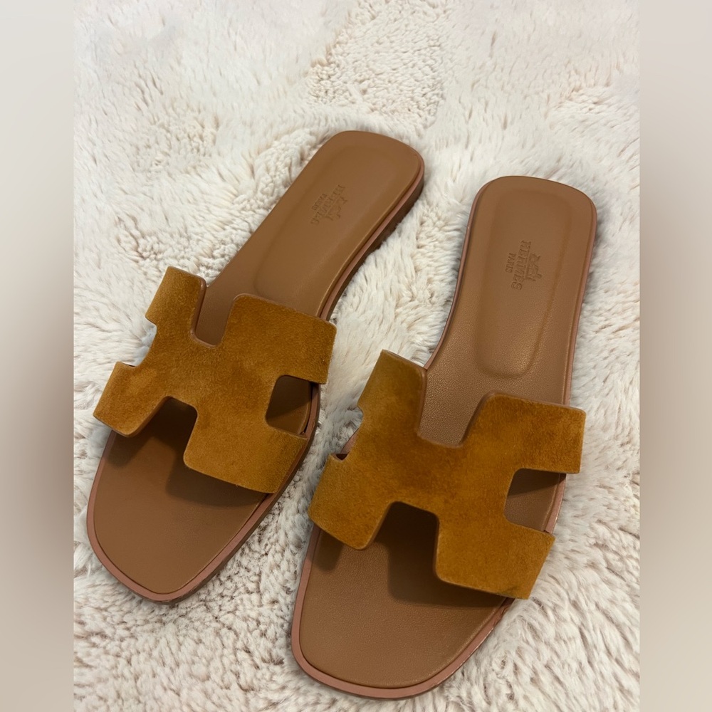 Hermès Oran Sandals Suede Gold / Camel Size 41 - Picture 2 of 4